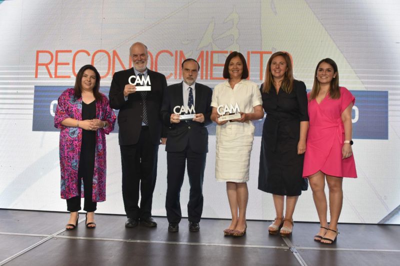 CAM Santiago celebra 30 años con lanzamiento de libro y reconocimiento a destacadas figuras